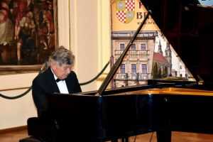 Eugen Indjic – 1263rd Liszt Evening, Piast Dynasty Castle in Brzeg, 7 Oct 2017 photo from archives www.brzeg24.pl   